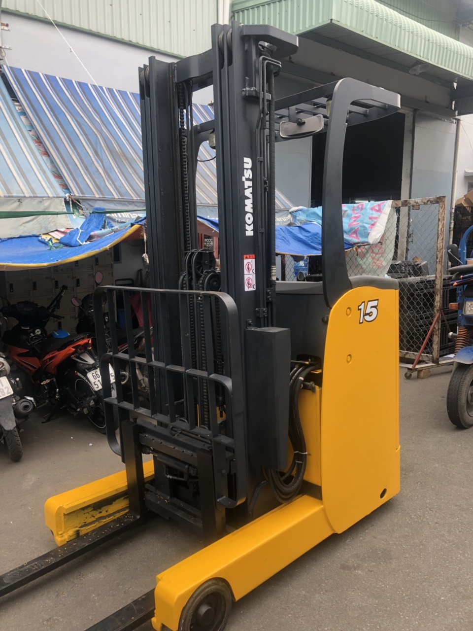 Xe nâng điện đứng lái